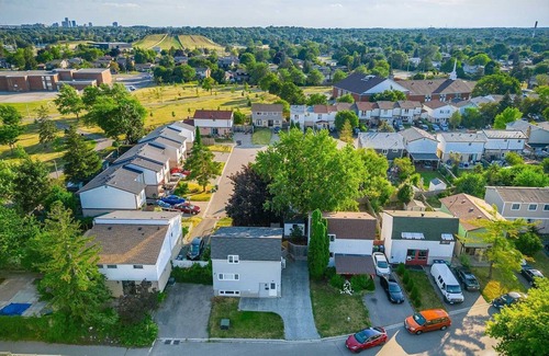 Bramalea Apartamento | Cozy, charming, trendy chic studio apartment with bed and breakfast options