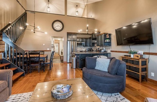 Big White Ski Resort Apartamento | Cozy Chateau Styled Top Floor-2 Story Condo, True Ski-in/ Ski-out