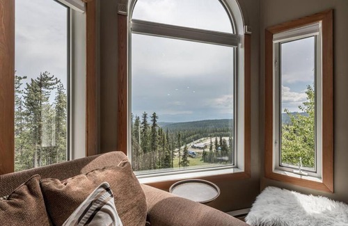 Big White Ski Resort Apartamento | Cozy Chateau Styled Top Floor-2 Story Condo, True Ski-in/ Ski-out