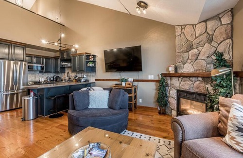 Big White Ski Resort Apartamento | Cozy Chateau Styled Top Floor-2 Story Condo, True Ski-in/ Ski-out