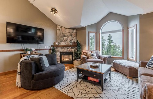 Big White Ski Resort Apartamento | Cozy Chateau Styled Top Floor-2 Story Condo, True Ski-in/ Ski-out