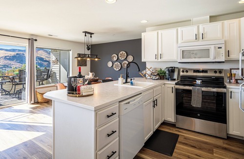 Chelan Condominio | Cozy Chelan Condo, Lake & Mountain Views
