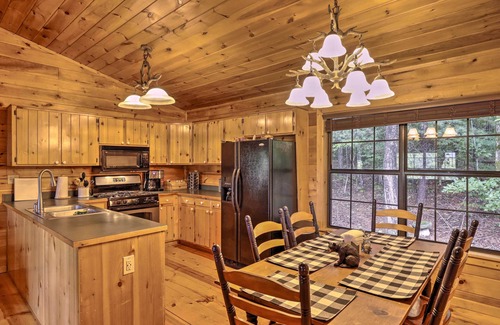 Hidden Lake Cabina | Cozy Cherry Log Cabin ~ 10 Mi to Mercier Orchards