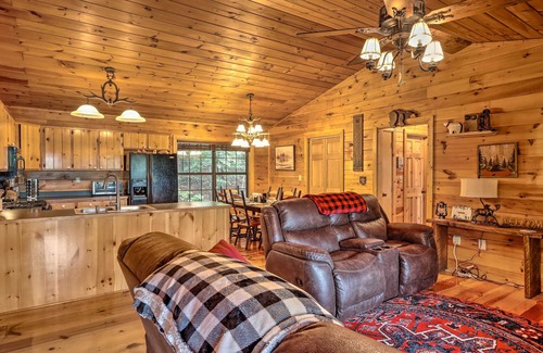 Hidden Lake Cabina | Cozy Cherry Log Cabin ~ 10 Mi to Mercier Orchards