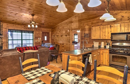 Hidden Lake Cabina | Cozy Cherry Log Cabin ~ 10 Mi to Mercier Orchards