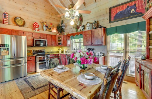 Hidden Lake Cabina | Cozy Cherry Log Cabin w/ Hot Tub & Mountain Views!