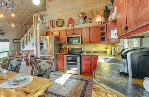 Hidden Lake Cabina | Cozy Cherry Log Cabin w/ Hot Tub & Mountain Views!