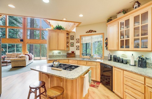 Lake Almanor West Casa | Cozy Chester Home w/ Patio & Lake Access!