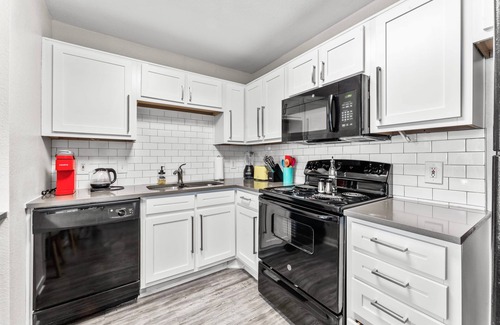 Pleasant Valley Apartamento | Cozy Chic 2BR King Suite w Gym Pool Close to DT
