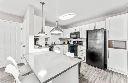 Pleasant Valley Apartamento | Cozy Chic 2BR King Suite w Gym Pool Close to DT