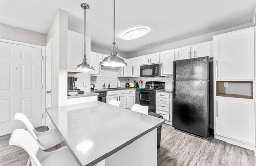 Pleasant Valley Apartamento | Cozy Chic 2BR King Suite w Gym&Pool close to DT
