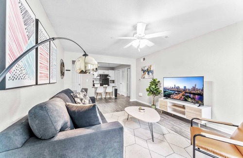 Pleasant Valley Apartamento | Cozy Chic 2BR King Suite w Gym&Pool close to DT