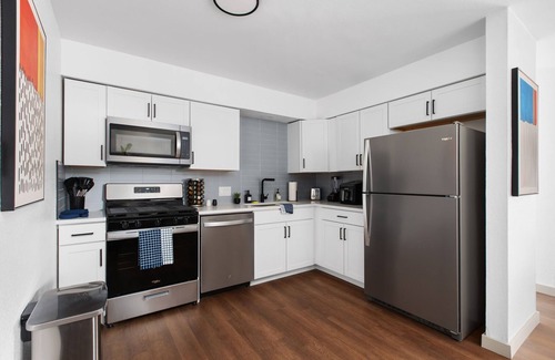 South Lamar Casa | Cozy-Chic 2BR Patio Ideal for Groups
