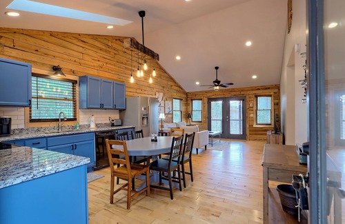 Epworth Cabina | Cozy Chic Cabin Retreat on 7 acres with hot tub. Pet-friendly.