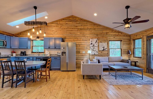 Epworth Cabina | Cozy Chic Cabin Retreat on 7 acres with hot tub. Pet-friendly.
