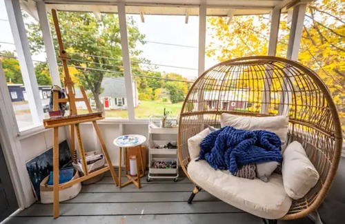 Auburn Casa | Cozy-chic getaway to all the best spots in Maine