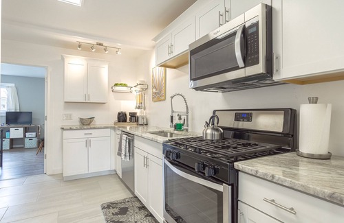 Hazel Park Casa | Cozy Chic House 3 Bdrm/1.5 Bath 📍 10 min to Detroit