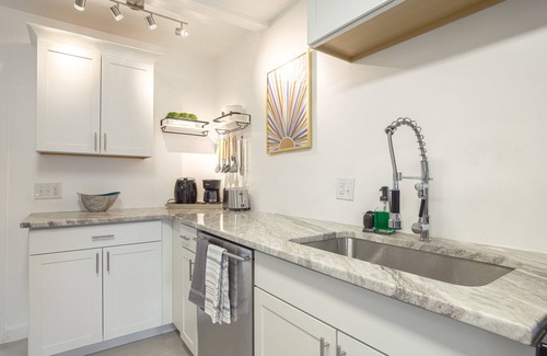 Hazel Park Casa | Cozy Chic House 3 Bdrm/1.5 Bath 📍 10 min to Detroit