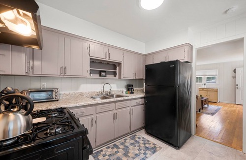 East Point Cabaña | Cozy & Chic in South Atlanta/East Point ,Hi Speed WiFi for remote work
