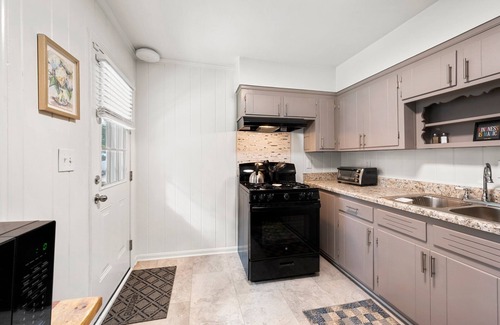 East Point Cabaña | Cozy & Chic in South Atlanta/East Point ,Hi Speed WiFi for remote work