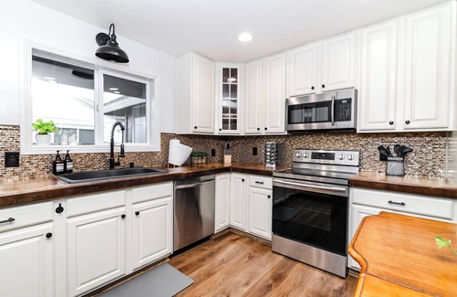 Citrus Heights Casa | Cozy City Cabin w/King Bed/Fire Pit/Foosball/ Arcades/Playground and Nice Yard