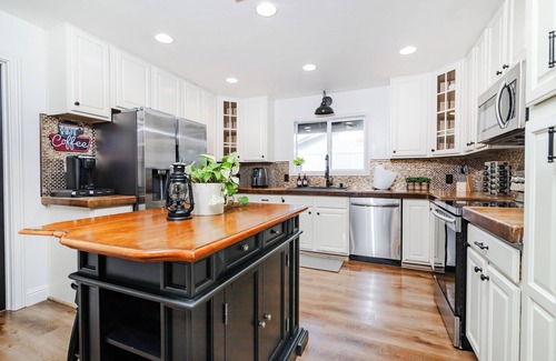 Citrus Heights Casa | Cozy City Cabin w/King Bed/Fire Pit/Foosball/ Arcades/Playground and Nice Yard