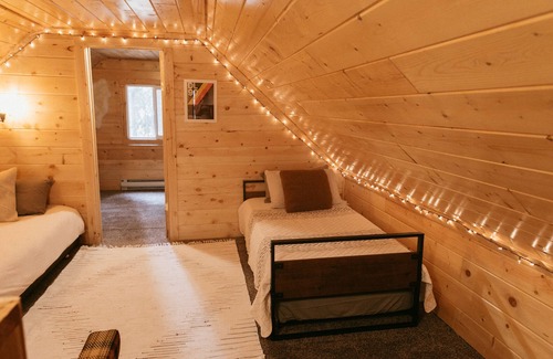 McCall Cabina | Cozy, Classic McCall Cabin Tucked in the Woods Just Off Warren Wagon w/ Hot Tub.