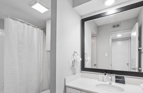 Riverside Apartamento | Cozy, Clean 1B near Downtown | Comfy Queen Bed,Gym