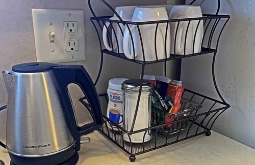 Madisonville Apartamento | Cozy, clean and lovely 1 bedroom apartment with full kitchen. Pet friendly!