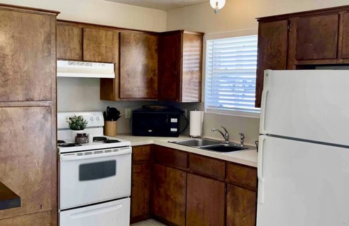Madisonville Apartamento | Cozy, clean and lovely 1 bedroom apartment with full kitchen. Pet friendly!