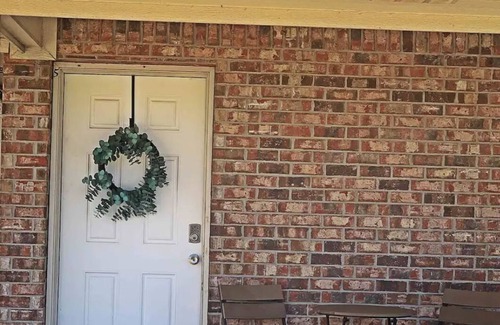 Madisonville Apartamento | Cozy, clean and lovely 1 bedroom apartment with full kitchen. Pet friendly!