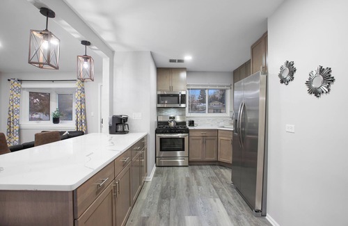 Fox Valley Casa | Cozy Clean Cottage 1/2 acre yard