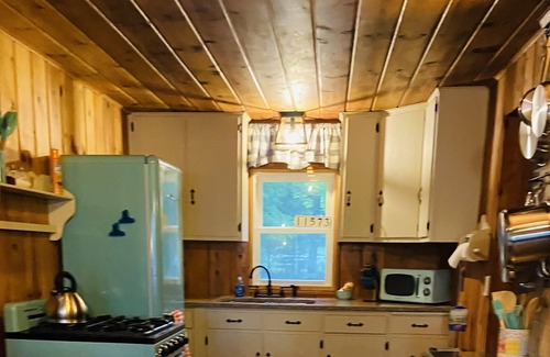 Wetmore Cabaña | Cozy & clean cottage on lake near Pictured Rocks