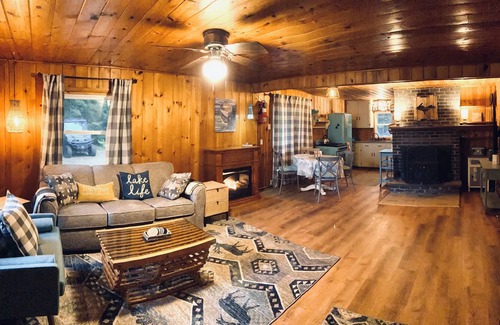 Wetmore Cabaña | Cozy & clean cottage on lake near Pictured Rocks