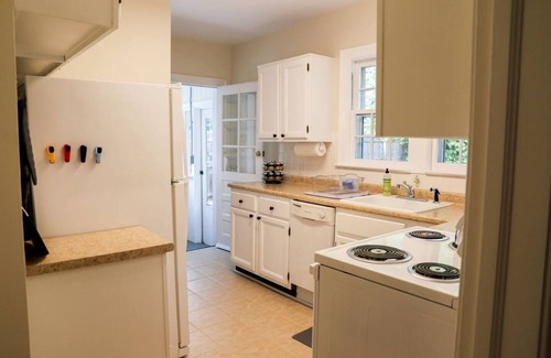 Winston - Salem Cabaña | Cozy & Clean Home In Ardmore - The Yellow Cottage