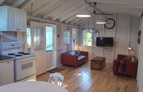 Sauble Beach Cabaña | Cozy, clean, newly renovated two bedroom cottage on the waterfront.