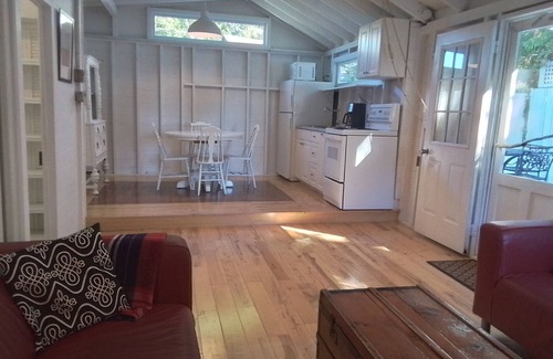 Sauble Beach Cabaña | Cozy, clean, newly renovated two bedroom cottage on the waterfront.
