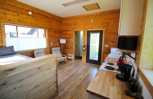 Whitefish Cabina | Cozy & Clean, One Room Cabin Retreat