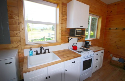 Whitefish Cabina | Cozy & Clean, One Room Cabin Retreat