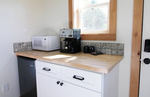 Whitefish Cabina | Cozy & Clean, One Room Cabin Retreat