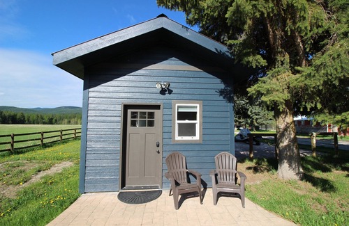 Whitefish Cabina | Cozy & Clean, One Room Cabin Retreat