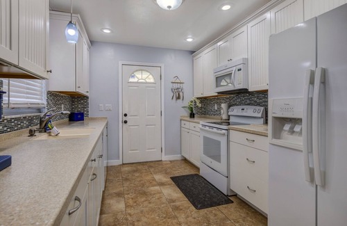 Clermont Casa | Cozy, Close to downtown Lake View home.