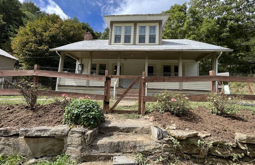 Green Mountain Cabaña | Cozy Clover Dell Cottage on Jacks Creek, Near Burnsville, NC