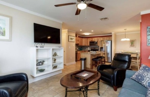 Port Aransas Condominio | Cozy coastal condo steps from the beach.