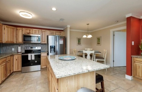 Port Aransas Condominio | Cozy coastal condo steps from the beach.