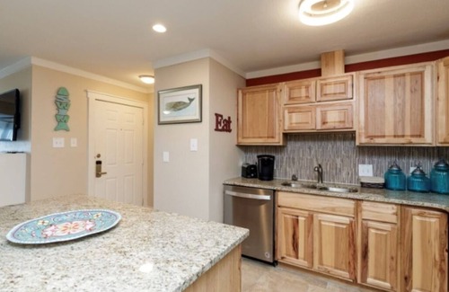 Port Aransas Condominio | Cozy coastal condo steps from the beach.