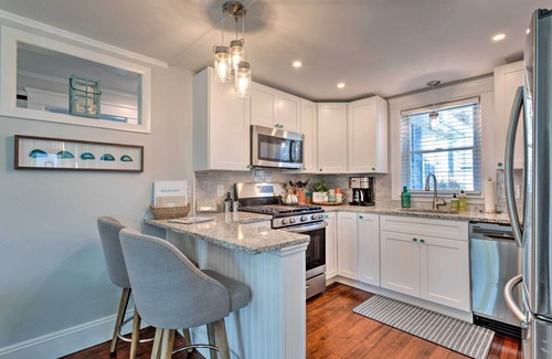 Narragansett Cabaña | Cozy Coastal Cottage: 5 Mi to Narragansett Beach!