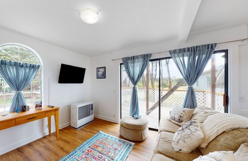 Elk Cabina | Cozy Coastal Cottage with Ocean Views, Deck and full kitchen