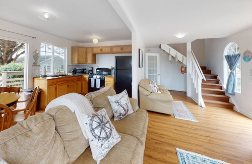 Elk Cabina | Cozy Coastal Cottage with Ocean Views, Deck and full kitchen