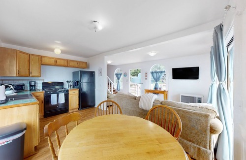 Elk Cabina | Cozy Coastal Cottage with Ocean Views, Deck and full kitchen